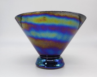 Centrotavola in vetro nero iridescente con riflessi blu viola e oro, anni 80, elegante oggetto decorativo vintage per casa o collezione