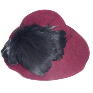Vintage 50s/60s women&#39;s hat in burgundy felt with black feathers, original Sebastiano Bottero, made in Italy