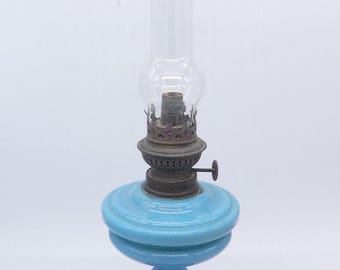 Lámpara de aceite antigua de finales del siglo XIX | Belle Époque Vidrio opalino azul claro | Lumière à Pétrole d'Antiquariato | Muebles vintage shabby chic