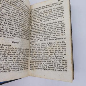 K&ouml;nnte beinhalten: Aufgeschlagenes Buch mit italienischem Text, Seiten 18 und 19. Das Papier ist vergilbt, der Text in einer klassischen Schriftart gehalten. Es deutet auf ein historisches oder literarisches Werk hin.
