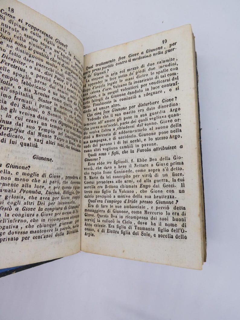 K&ouml;nnte beinhalten: Aufgeschlagenes Buch mit italienischem Text, Seiten 18 und 19. Das Papier ist vergilbt, der Text in einer klassischen Schriftart gehalten. Es deutet auf ein historisches oder literarisches Werk hin.