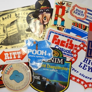 Lotto 32 adesivi vintage anni '80 tema Jeans, Roy Rogers, Levi's, Rice Lewis, Ritt ... stickers originali per collezionisti e appassionati