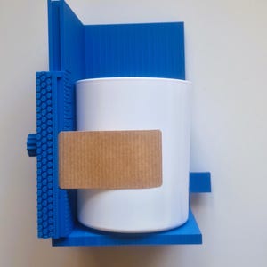 Könnte beinhalten: Ein Set aus drei Keramikbechern mit gesprenkelter, matter Oberfläche. Die Becher sind in den Farbtönen Creme, Hellgrau und Dunkelgrau gehalten. Jeder Becher hat ein schlichtes, minimalistisches Design, ideal für Kaffee oder Tee.