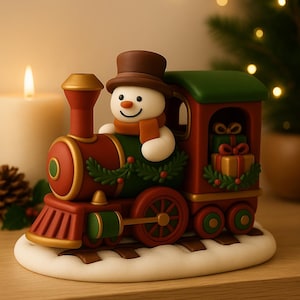 Può includere: Una festosa statuina di treno natalizio con un pupazzo di neve macchinista con un cappello a cilindro marrone e una sciarpa. Il treno è rosso e verde con dettagli dorati, che trasporta regali confezionati.