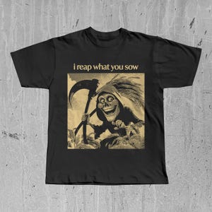 「蒔いた種は刈り取る」Tシャツ、死神のおもしろTシャツ、ダークユーモアのスケルトングラフィックTシャツ、不気味なゴシックハロウィンストリートウェア、エッジの利いたホラーギフト
