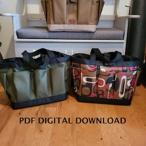 Può includere: Tre borse tote con più tasche. La borsa in alto è beige con fondo bianco e il testo "The Bag" sul davanti. La borsa a sinistra è verde con fondo nero. La borsa a destra è marrone con fondo nero e un motivo geometrico in rosso, bianco e nero.