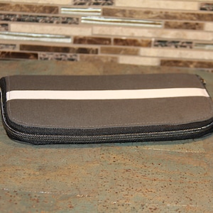 Cartera de acordeón para mujer con ranuras para tarjetas y bolsillo interior con cremallera envolvente, gris con raya blanca