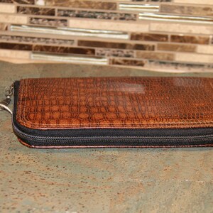 Classic Structured Zip Around Wallet en cuero vegano de cocodrilo marrón