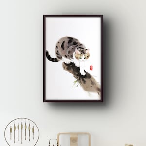Puede incluir: Una pintura enmarcada en tinta negra y blanca de un gato atigrado sentado en una rama. El gato mira al espectador con una expresión curiosa. La pintura está sobre un fondo blanco.