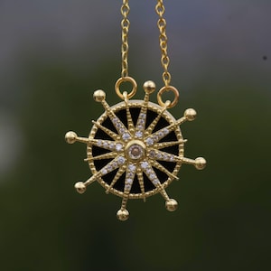 Collier pendentif roue de bateau en or : bijoux nautiques zircone cubique