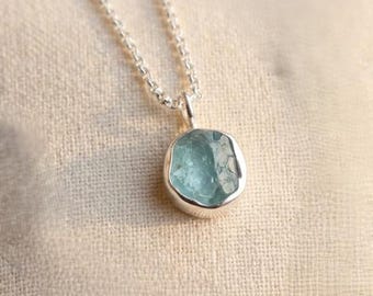 素朴なアクアマリンネックレス：シルバーベゼルペンダント、3月の誕生石