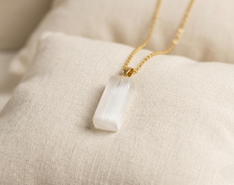 天然セレナイトクリスタルペンダント｜ミニマルな天然石ヒーリングネックレス