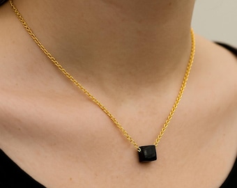 Collar de turmalina negra cruda, cadena bañada en oro – Joyería de protección hecha a mano