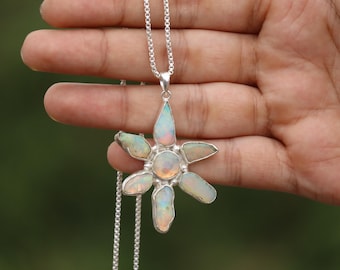 Collar con colgante floral de ópalo de fuego natural: joyería floral bañada en oro y plata, regalo de piedra natal de octubre.