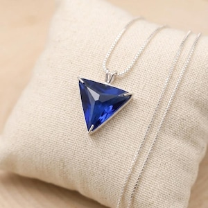 Halsband med triangel i blått kvarts – Geometriskt kristallhänge i silver, helande smycken från Farooqui Gems