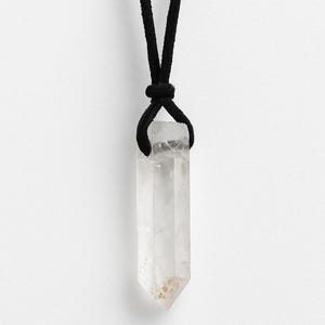 Natuurlijke ketting met helder kwartskristal – Ruwe hanger met punt van bergkristal | Helende sieraden, meditatiehanger, uniseks spiritueel cadeau