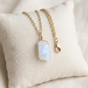 以下が含まれることがあります： クリーム、ライトグレー、ダークグレーの3色の、つや消し仕上げの陶器製マグカップのセット。 各マグカップはシンプルでミニマリストなデザインで、コーヒーや紅茶に最適です。