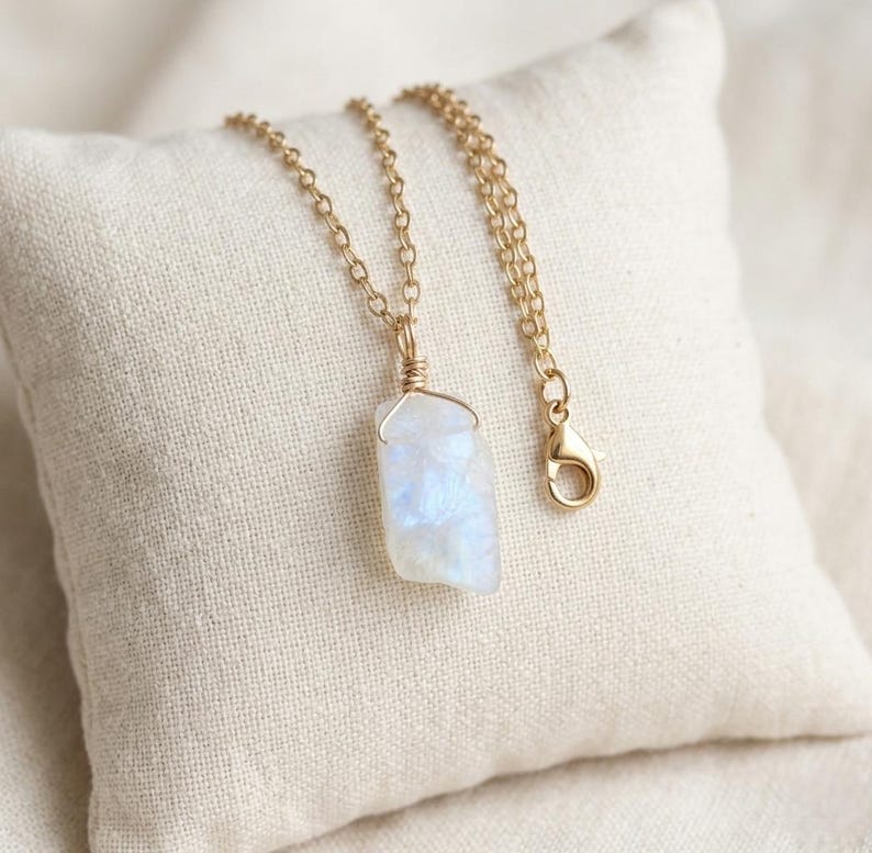 以下が含まれることがあります： クリーム、ライトグレー、ダークグレーの3色の、つや消し仕上げの陶器製マグカップのセット。 各マグカップはシンプルでミニマリストなデザインで、コーヒーや紅茶に最適です。