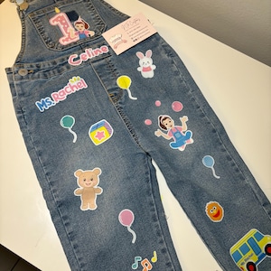 Conjunto Atuendo de Cumpleaños: Overol, camiseta/pañalero/body personalizado de Ms Rachel. Primer Cumple