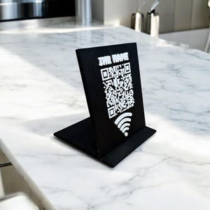 Könnte beinhalten: Schwarzer Ständer mit einem weißen QR-Code und dem Text "YOUR NAME" darauf. Der Ständer hat ein weißes WLAN-Symbol darauf.