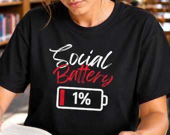 Camiseta Social Battery 1%: Camiseta gráfica con humor para introvertidos