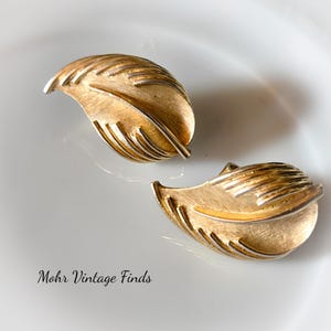 Vintage Crown Trifari Signed Gold Tone Leaf Clip-on Earrings