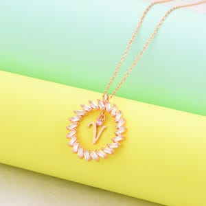 Plata única, momentos especiales, días especiales, regalo, piedra, collar, diseño elegante, delicado, letra V, regalos para madres, regalo de San Valentín