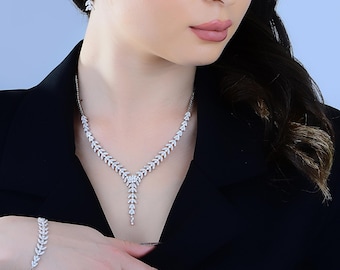 Conjunto de joyería artesanal en plata de ley: elegante collar, pendientes, pulsera y anillo.