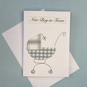Neugeborene Geburtskarte mit Stoffkinderwagen, süße Baby Klappkarte zur Geburt „New Boy in Town“, 2D Karte handgemacht