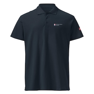 Op de afbeelding: Marineblauwe poloshirt met een knoopsluiting met drie knopen en korte mouwen. Voorzien van de tekst "Sailing Team Latvia" en een kleine Letse vlag op de mouw. Een klassiek, comfortabel shirt.