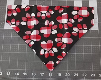 Christmas Dog Bandana Buffalo Plaid Hearts, Over the collar