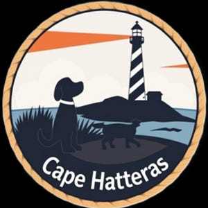 Puede incluir: Parche circular con un diseño de faro, con rayas blancas y negras, una silueta de perro y el texto "Cape Hatteras". El diseño incluye un cielo naranja, agua azul y un borde en forma de cuerda. El tema es costero y náutico.