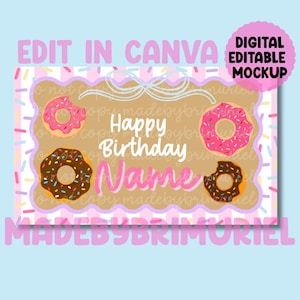 Op de afbeelding: Een digitaal bewerkbare mockup met een lichtblauwe achtergrond. Het ontwerp heeft een bruin frame met roze en bruine donuts, sprinkles en de tekst "Happy Birthday Name". De woorden "Edit in Canva" en "Madebybrimuriel" zijn ook zichtbaar.
