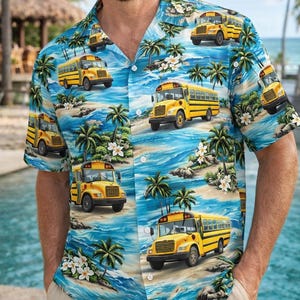 Puede incluir: Camisa de manga corta con botones con una escena de playa tropical con autobuses escolares amarillos, palmeras y flores blancas. La camisa tiene un fondo azul y blanco, y la lleva una persona.