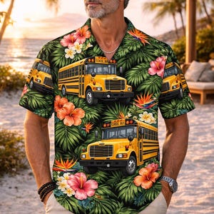 Puede incluir: Camisa de manga corta con estampado tropical. El diseño presenta autobuses escolares amarillos, flores de hibisco y exuberante follaje verde. La camisa tiene un fondo negro y un cuello clásico.