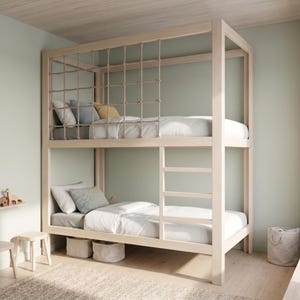 Puede incluir: Una litera de madera de color claro con una escalera vertical en el lado derecho y una barandilla de red de cuerda decorativa en la cama superior. La cama está vestida con ropa de cama blanca e incluye dos cajas de almacenamiento debajo.