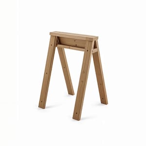 Puede incluir: Un caballete de madera de color marrón claro. El caballete está hecho de dos patas inclinadas conectadas por una pieza horizontal superior.