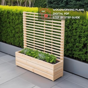 Op de afbeelding: Een houten plantenbak met een latwerk, gevuld met groene planten. De plantenbak is gemaakt van lichtgekleurd hout en staat op een grijze patio. De afbeelding bevat de tekst "WOODWORKING PLANS DIGITAL PDF STEP BY STEP GUIDE".