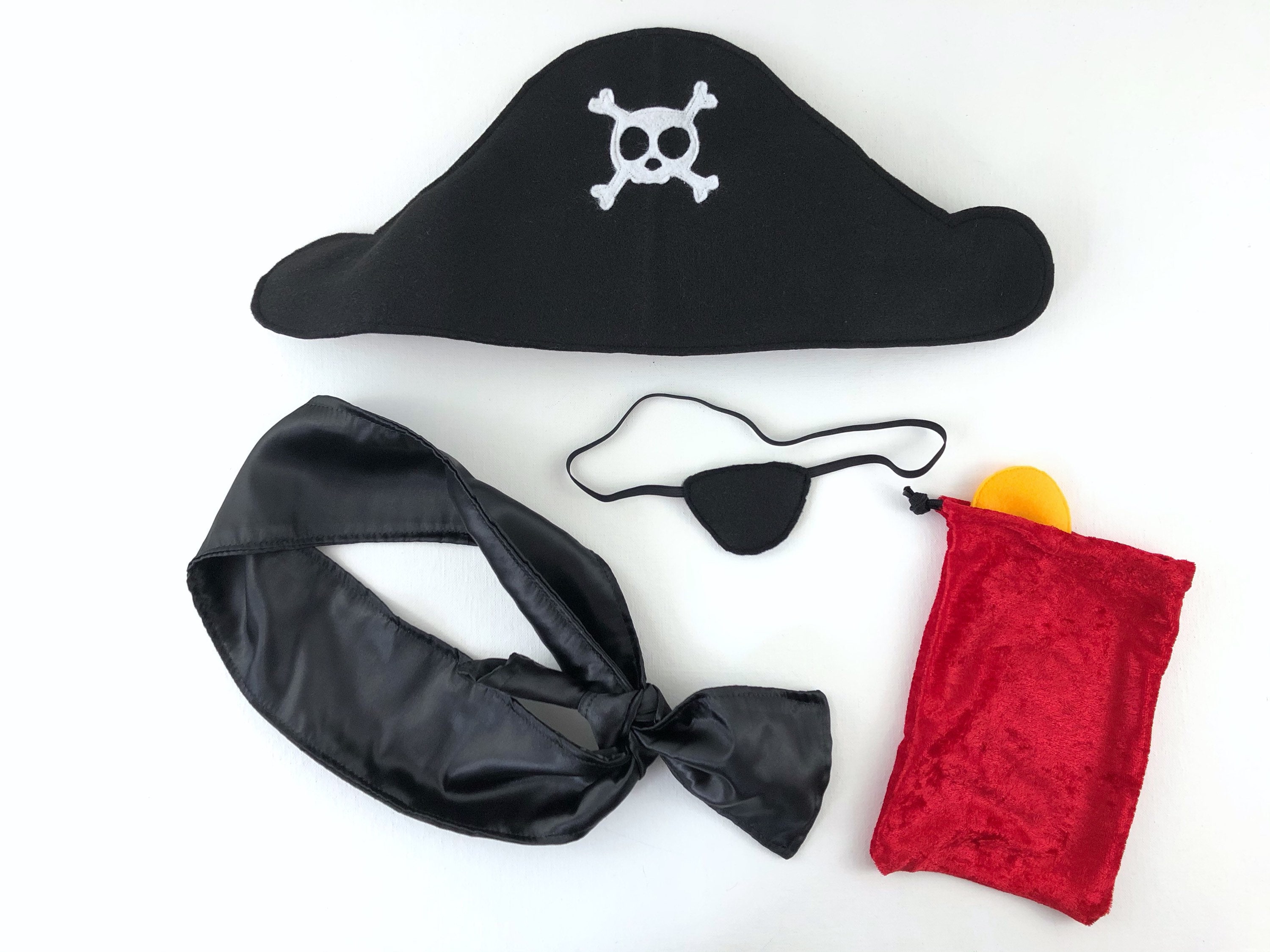 Disfraz de pirata para niño, incluye sombrero de fieltro negro, fajín de  raso negro en la cintura, suave parche en el ojo de lana negra y bolsa del  tesoro con cordón 