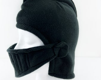 Zwarte fleece ridderhelm voor kinderen: handgemaakte middeleeuwse kostuumhoed met beweegbaar vizier