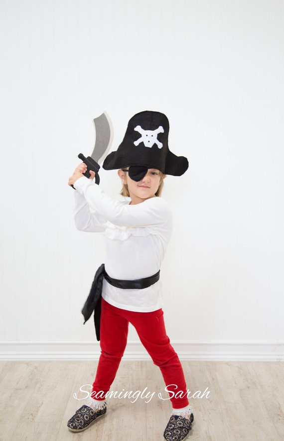 Costume da pirata per bambino, comprende cappello di feltro nero, fascia in  vita di raso nero, morbida benda sull'occhio in pile nero e sacchetto del  tesoro con coulisse -  Italia