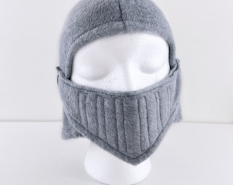 Handgemaakte grijze fleece ridderhelm: beweegbaar vizier, kinderkostuum