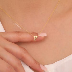 Collar elegante con inicial, collar con letra inicial pequeña, collar delicado en capas, joyería minimalista con inicial, regalo de San Valentín