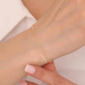 誕生石ヘリンボーンチェーンブレスレット、普段使いにぴったりの上品なゴールドブレスレット、繊細なブレスレット、スネークチェーンブレスレット、誕生石ジュエリー
