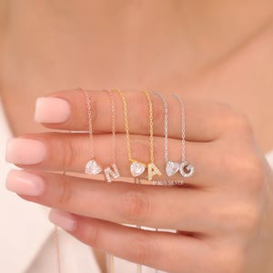 Colar com inicial de diamante e coração, colar com letras, joias personalizadas, colar personalizado, joias com coração de ouro, colar delicado