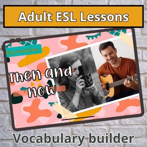 Peut inclure: Un écran de tablette numérique affichant le texte Adult ESL Lessons, Then and now, et Vocabulary builder. L'écran présente un fond rose avec des formes abstraites et deux photos : une personne utilisant un appareil photo vintage et une personne jouant de la guitare acoustique.