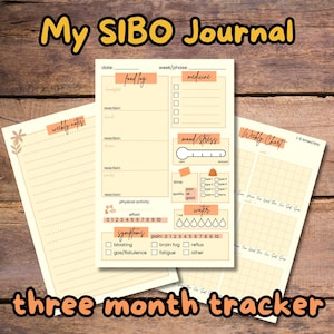 Op de afbeelding: Een driemaandelijks SIBO-dagboek met een houten achtergrond. Het dagboek bevat pagina's voor voedseldagboeken, medicijnen, stemming, stress en wekelijkse grafieken. De tekst "My SIBO Journal" en "three month tracker" zijn zichtbaar.
