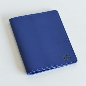 Funda de pasaporte de cuero personalizada, cartera de viaje con grabado personalizado, organizador de documentos de viaje y regalo para viajeros, funda azul para pasaporte.