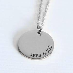 Collier pendentif rond personnalisé : bijoux gravés en acier inoxydable