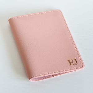 Funda de pasaporte de cuero personalizada, cartera de viaje con grabado personalizado, organizador de documentos de viaje y regalo para viajeros, funda rosa para pasaporte.